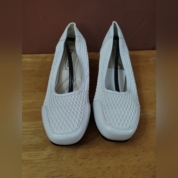 NWT comfort well by beacon women's white size 6m stretch pumps - Picture 2 of 7